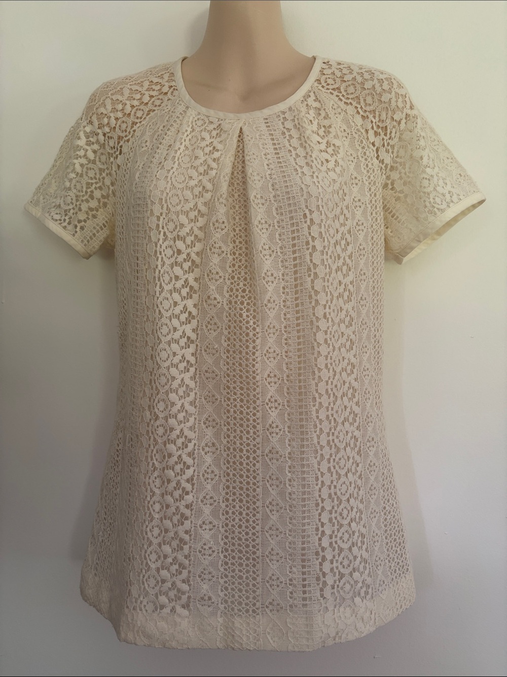 EUC! Banana Republic Cream Lace Short-Sleeve Blouse Size 6 (runs small IMO)